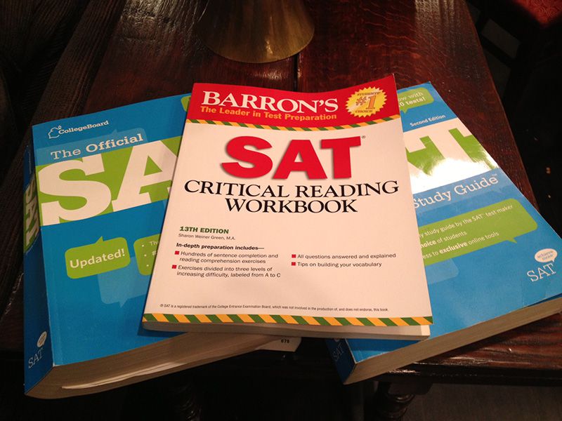 Các loại sách luyện thi SAT preparation books phổ biến